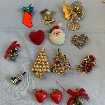 Christmas/Santa brooches/pins lot 