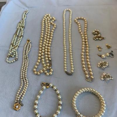 Pearl jewelry lot
