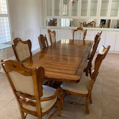 Beautiful Vintage Dinning Table with 8 chairs 