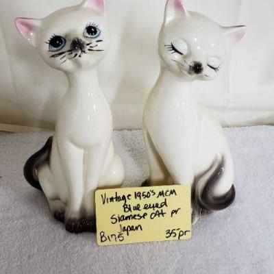 B175 Vintage 1950s MCM Blue Eyed Siamese Cats