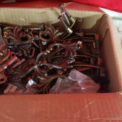 B204 Dresser Hardware