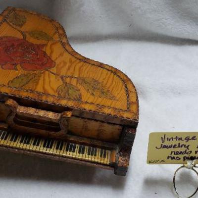 B375 Vintage Wood Jewelry Box