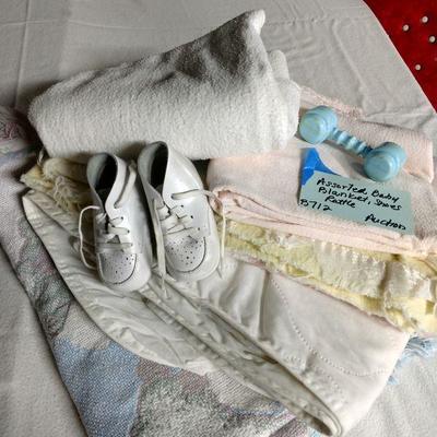 B712 Baby Blanket & Shoes