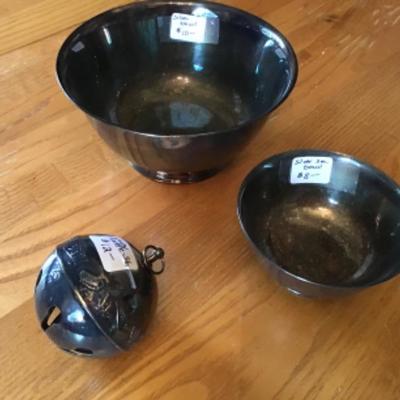 #k60. Two silver bowls and silver ornament