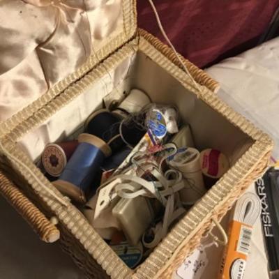 #fr18.  Sewing basket with scissors