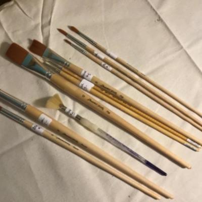 #p24.  Assorted artist brushes by master touch