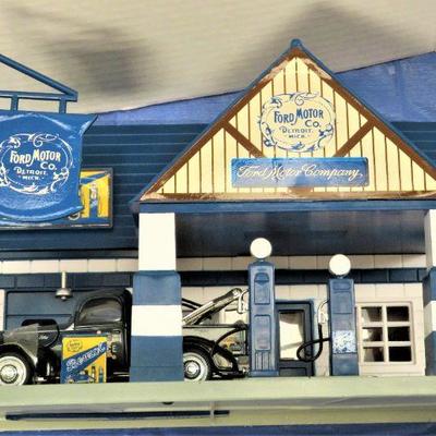 1940 FORD MOTOR POLICE WAGON in SERVICE GARAGE STATION 1:32 Scale TOY Model