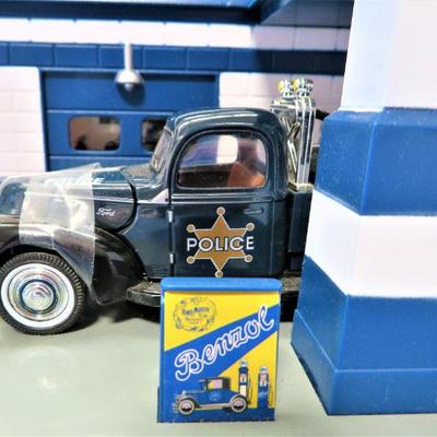 1940 FORD MOTOR POLICE WAGON in SERVICE GARAGE STATION 1:32 Scale TOY Model