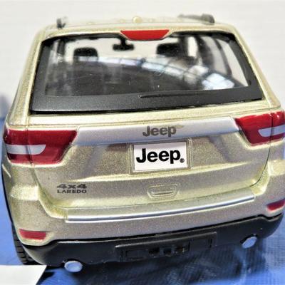 Maistro 2011 JEEP Grand Cherokee SUV Gold 1/24 Scale TOY CAR