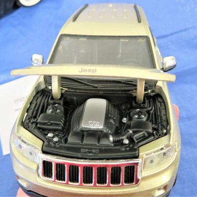 Maistro 2011 JEEP Grand Cherokee SUV Gold 1/24 Scale TOY CAR