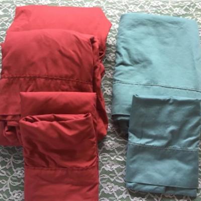 #mb17.  Red King sheet set, flat king green and pillowcase