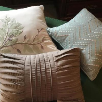 #mb61. Three decorator pillows