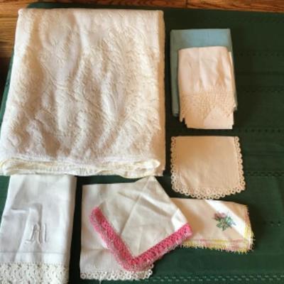 #gb25.   Lace tablecloth 120 x 66 and doilies