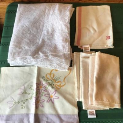 #gb27.   Oval white lace 100 x 60, embroidered runner and napkins