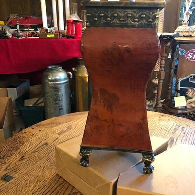 Lot of decor with mounted flower arrangement 