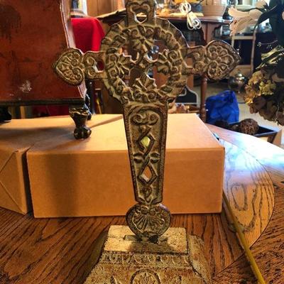 Lot of decor with mounted flower arrangement 