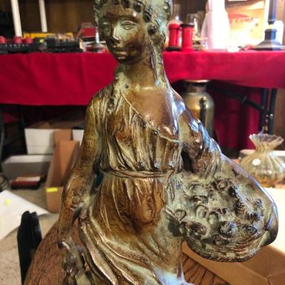 Statue woman carrying a basket - Heavy!