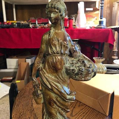 Statue woman carrying a basket - Heavy!