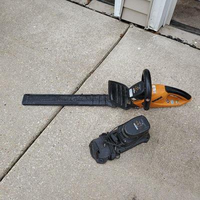 Hedge trimmer and extra battery