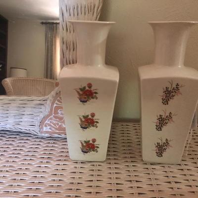 2 matching vases with flowers