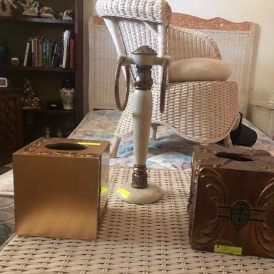 Lot of bathroom decor