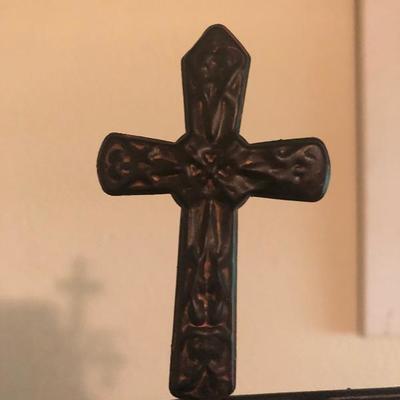 Standing cross decor with moving crosses 