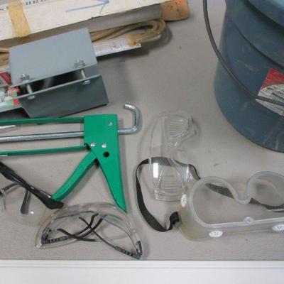 Lot 256 - Hose - Grabbit 18 Foot Pole - Mail Box Post Holder