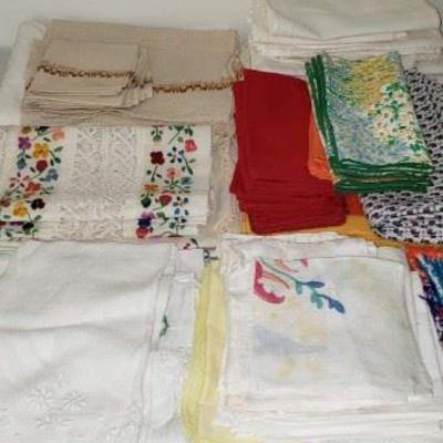 #23 lot of vintage linen 