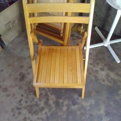 #33 4 very good condition wood slat folding chairs 