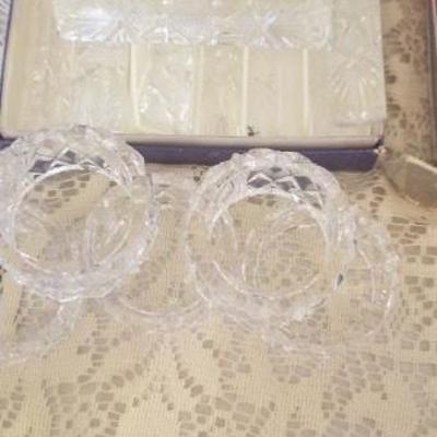 #48 10 crystal knife rest and 5 crystal napkins rings