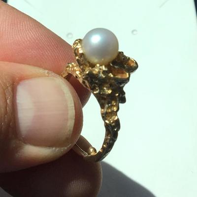 14K Gold Ring with Pearl and Diamond. 