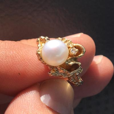 14K Gold Ring with Pearl and Diamond. 