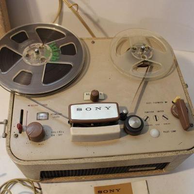 P28-Vintage Sony Tape Recorder Real to Reel w/ Microphone and Lot Reels