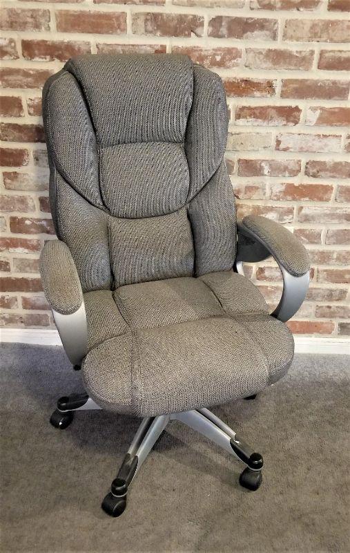 Lot #11 Nice Comfortable Office/Computer Chair | EstateSales.org
