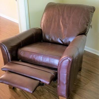 Lot #16  Super Nice Leather Lazy Boy Push-Back Recliner/Club Chair