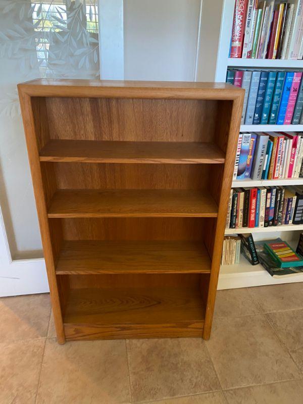 Oak book shelf | EstateSales.org