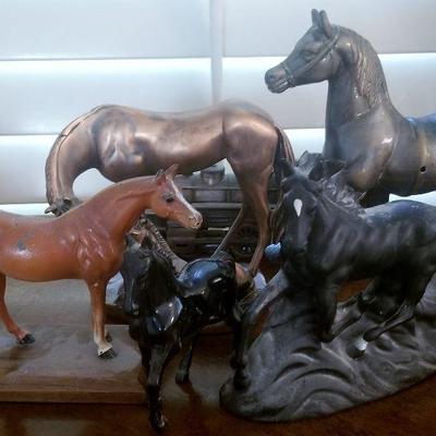 #116 Horse figures lot of 5 