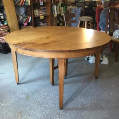 Vintage Table with Castors and 2 leaves Lot 1112