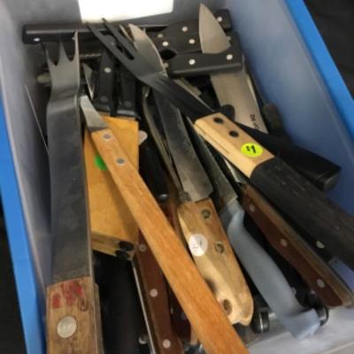 Large tub of various knives Lot 1147