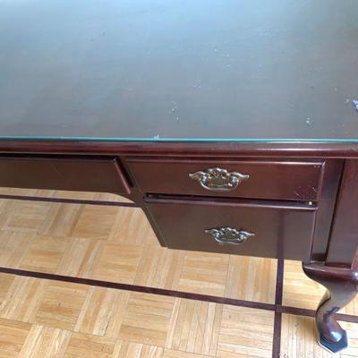 LOT 41 Writing desk Queen Anne style