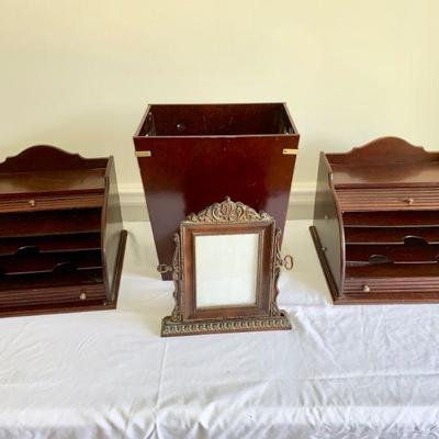LOT 42  Desk set