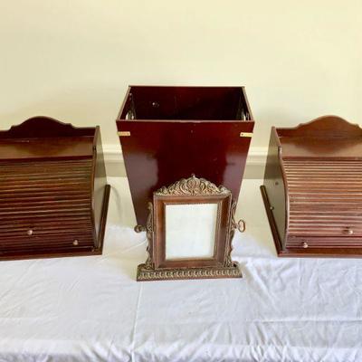 LOT 42  Desk set