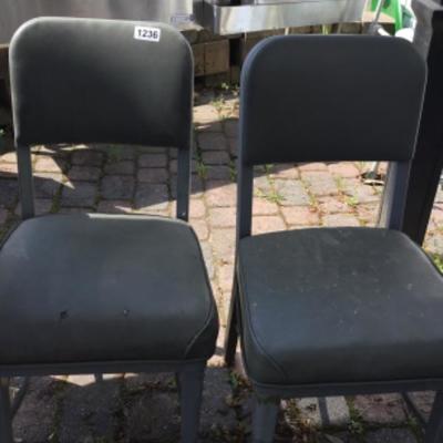 Two metal chairs and two plastic chairs lot 1236