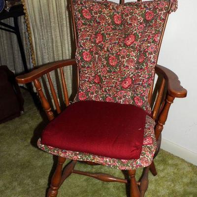 Lot 423: Vintage Chair with Cushions and Pad