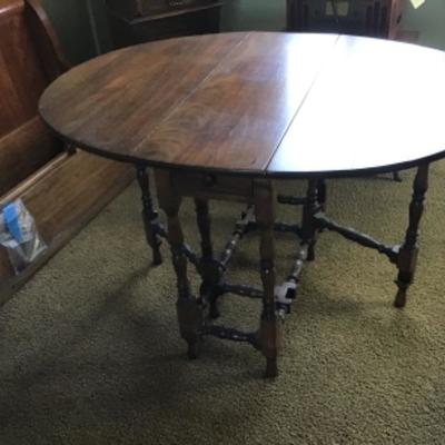 B3-106 Vintage drop leaf gateleg table