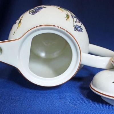 Lot 23: Villeroy and Boch Botanica Teapot