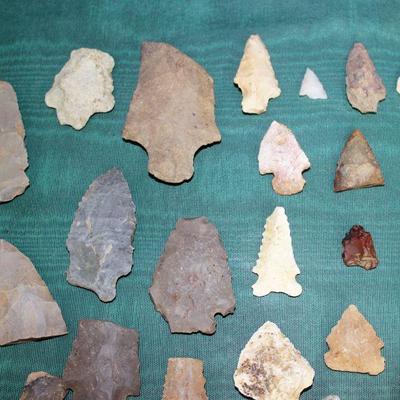 Lot 43: Arrowheads