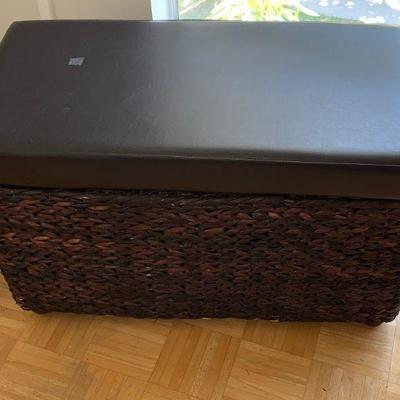 LOT 50 Wicker hamper