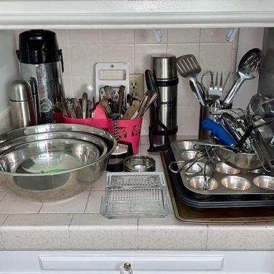 LOT 58 Box lot of kitchen items