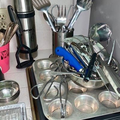 LOT 58 Box lot of kitchen items